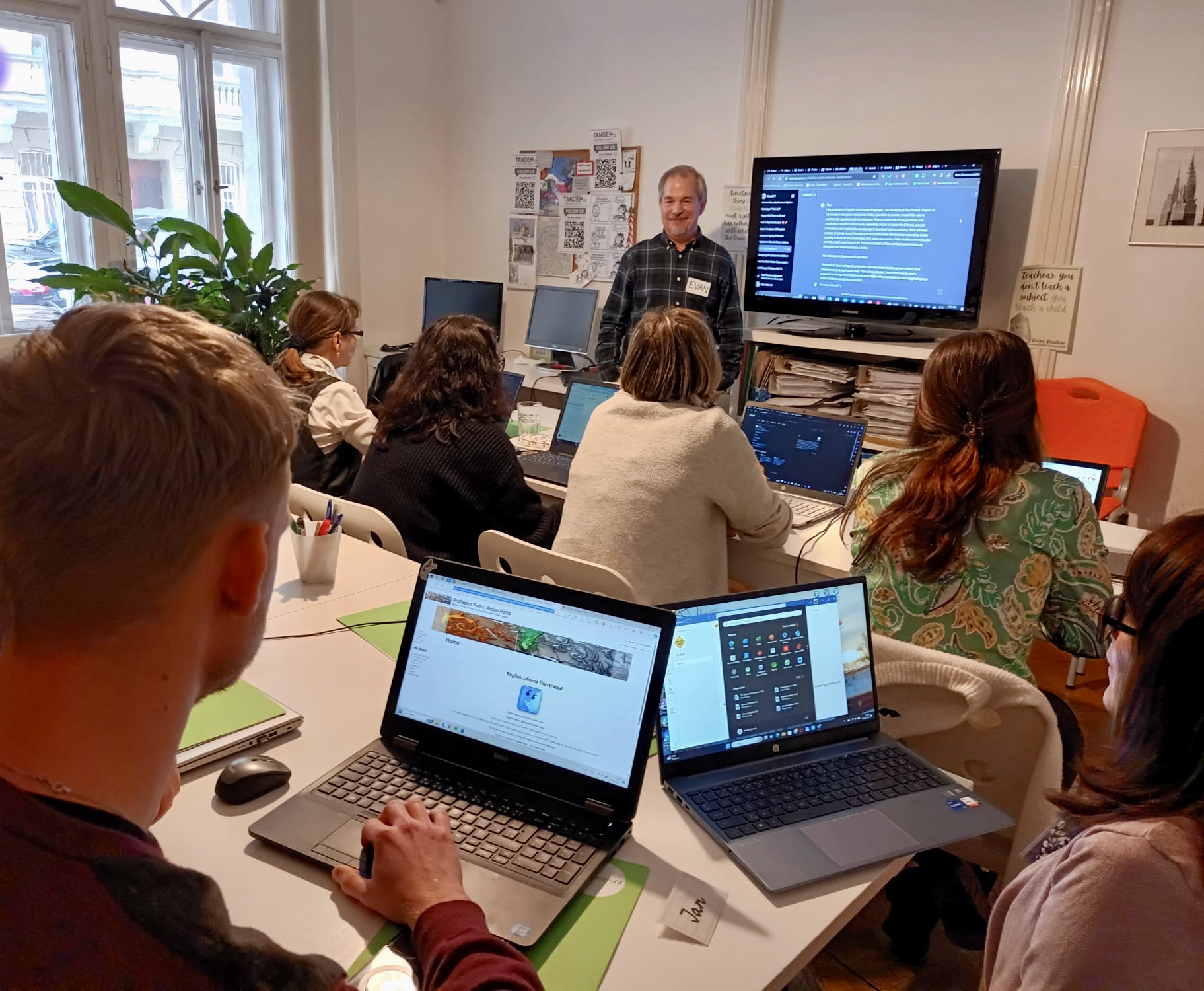 Lektor a IT specialista Evan vede metodický seminář o umělé inteligenci.